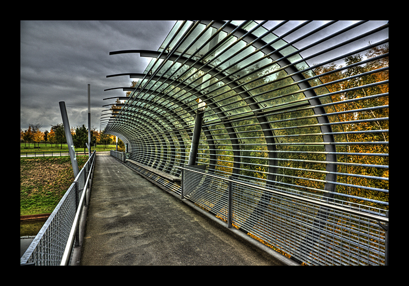 Fußgängerbrücke in HDR (27.10.2009, Jahrhunderthalle, Bochum - Canon EOS 1000D)