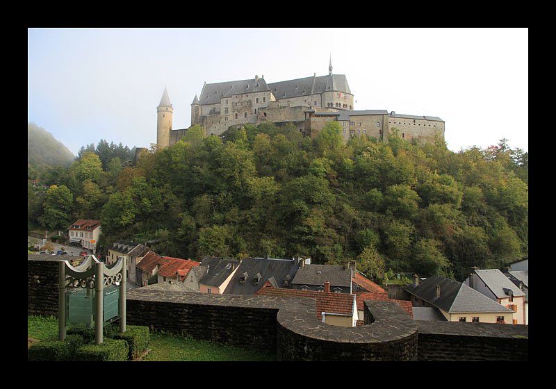 Burg Vianden im Morgennebel (Vianden, Luxemburg - Canon EOS 7D)