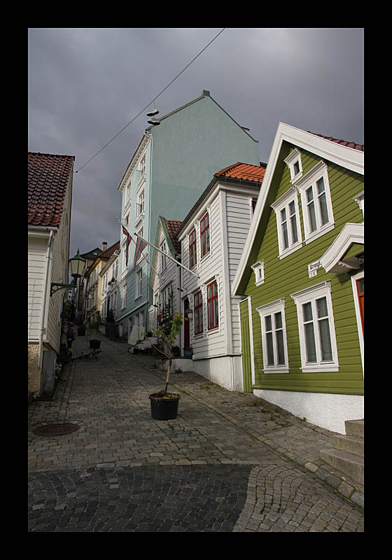 Steile Altstadtstraße (Bergen, Norwegen - Canon EOS 7D)