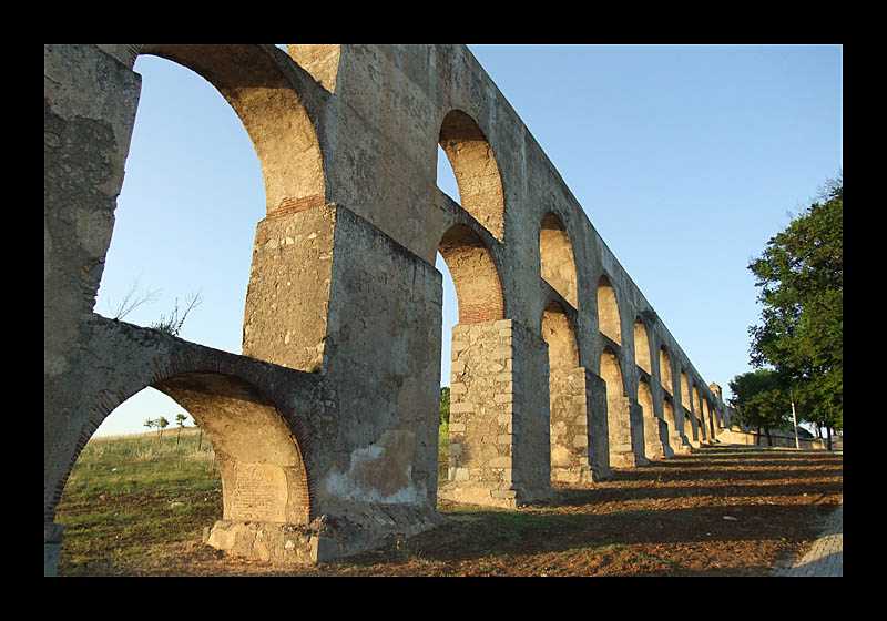 "Altes Aqädukt" oder auch "Stürzende Linien" (Elvas, Portugal - Fujifilm FinePix F200EXR)